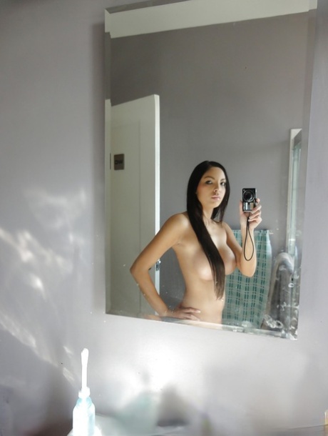 Latina Overnight art naked picture