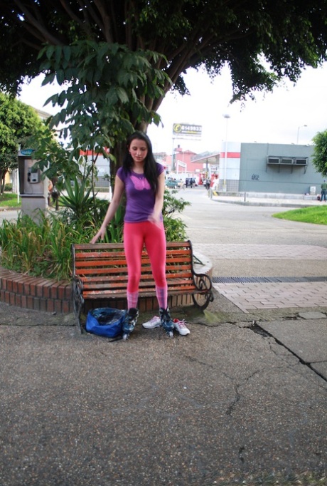 Latina On Her Knees pornos img