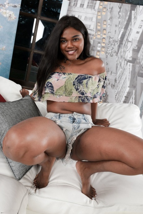 Yara Skye naked model image