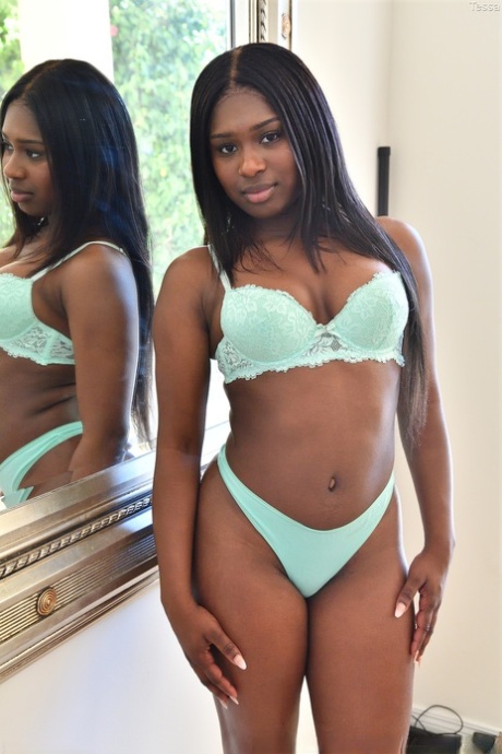 Latina Melody Monae pornographic images