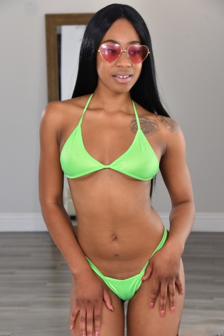 Black Dee Dee exclusive photo